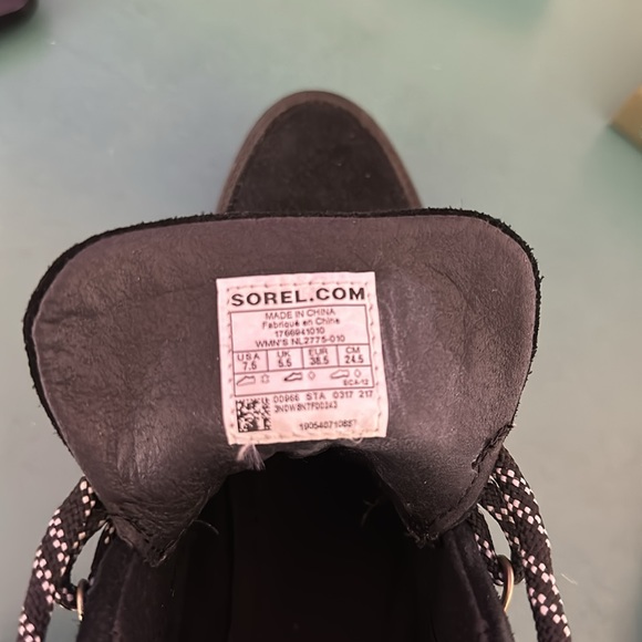 Sorel black leather and suede shoes. Excellent condition. - Picture 8 of 9